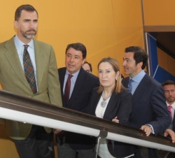Don Felipe acompañado por el presidente de la Comunidad de Madrid, la ministra de Fomento y el Consejero de Transportes, Infraestructuras y Vivienda d